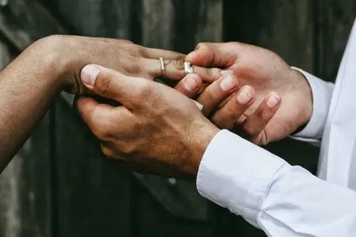 广州侦探；老婆偷情被抓要怎么面对