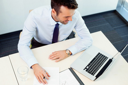 广州本地私家侦探：男方拒离，女方通过法律途径如何解决？